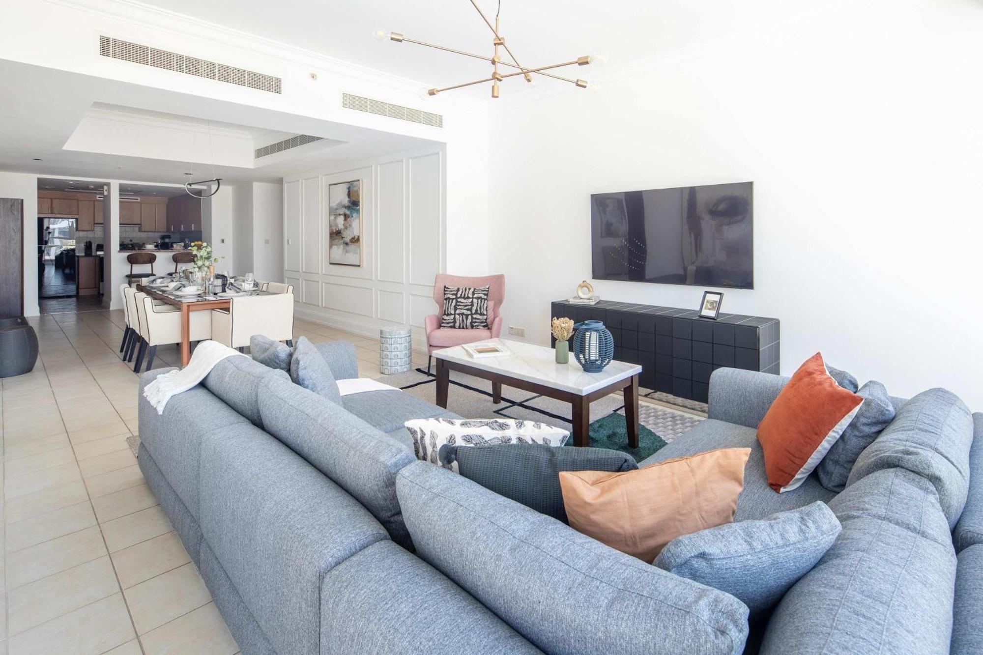 Frank Porter - Al Yass Tower Apartment *