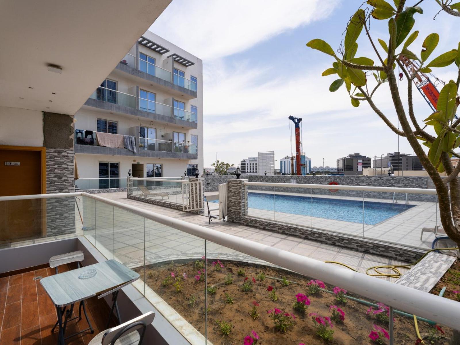 Vibrant Chic W Small Bed In Golden Wood Apartamento Dubai