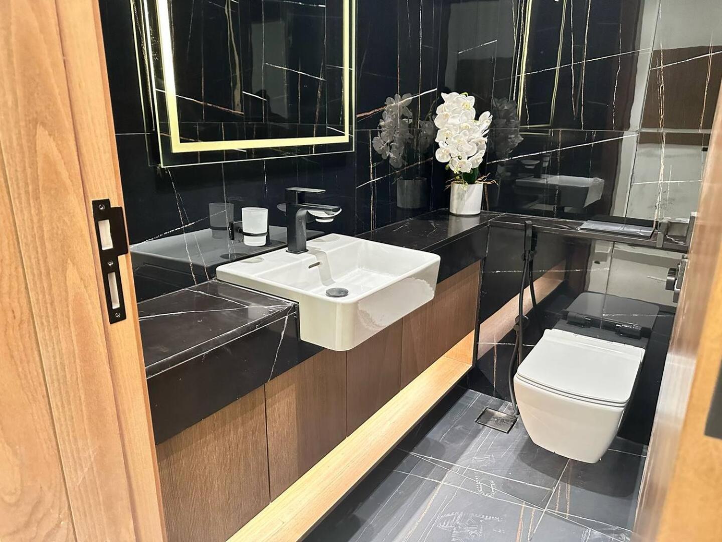 Luxurious And Spacious 1br With Balcony In Jvc * Dubai