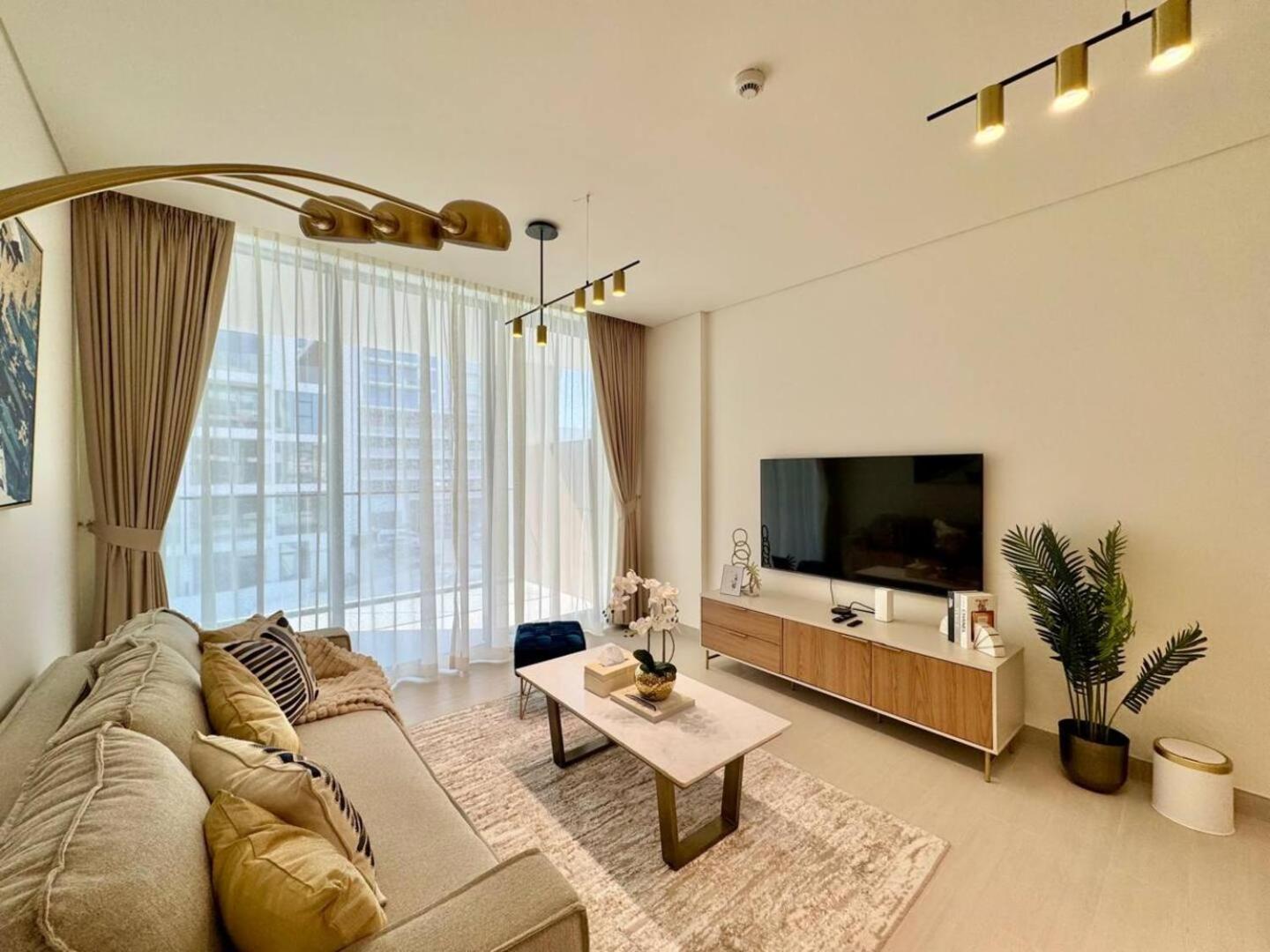 Apartment Luxurious And Spacious 1br With Balcony In Jvc *