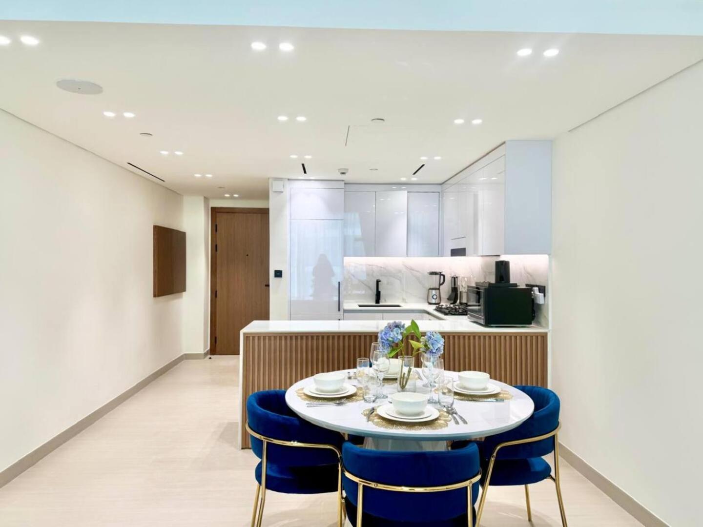 Luxurious And Spacious 1br With Balcony In Jvc Apartment *