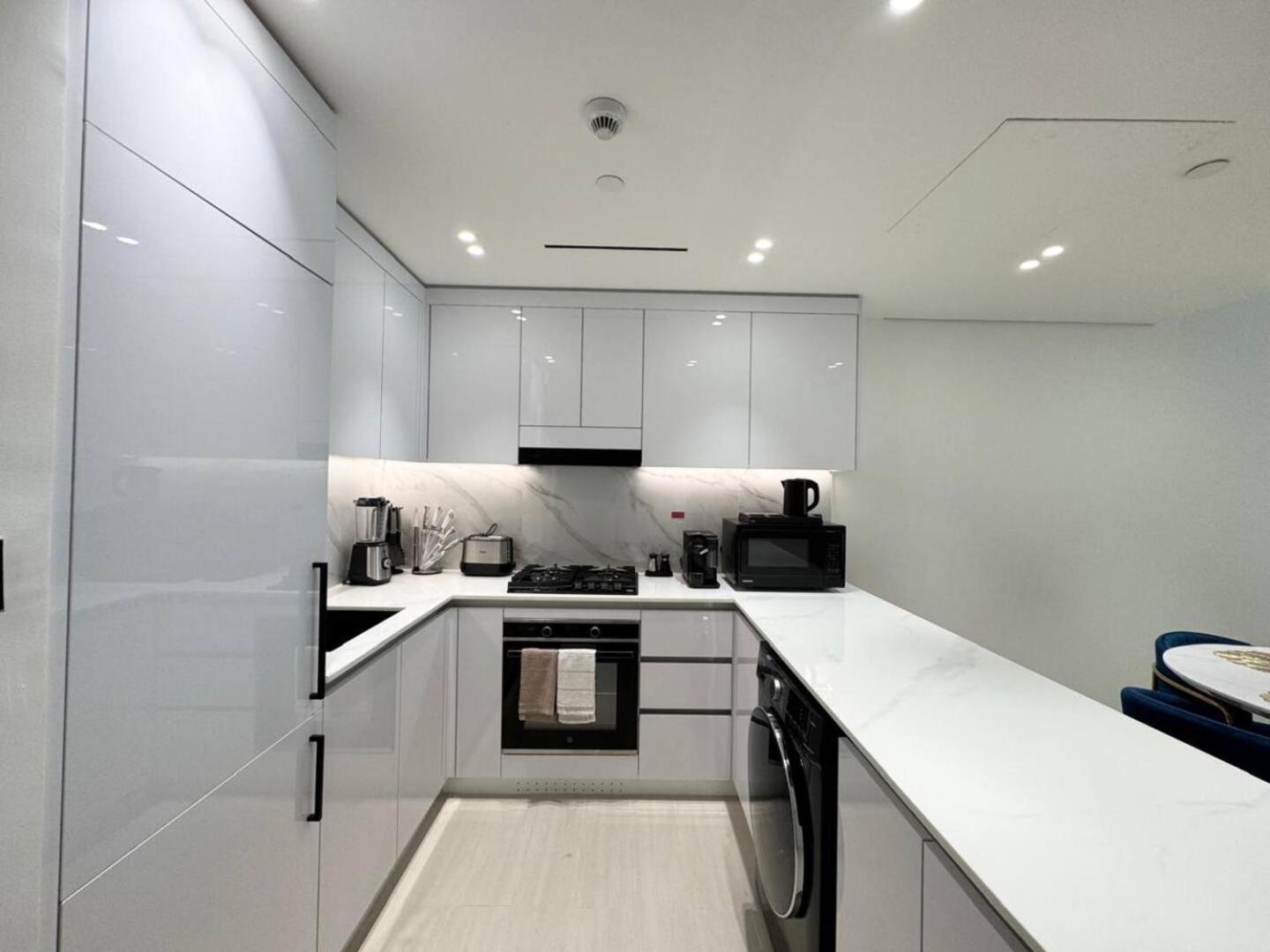 Apartment Luxurious And Spacious 1br With Balcony In Jvc *