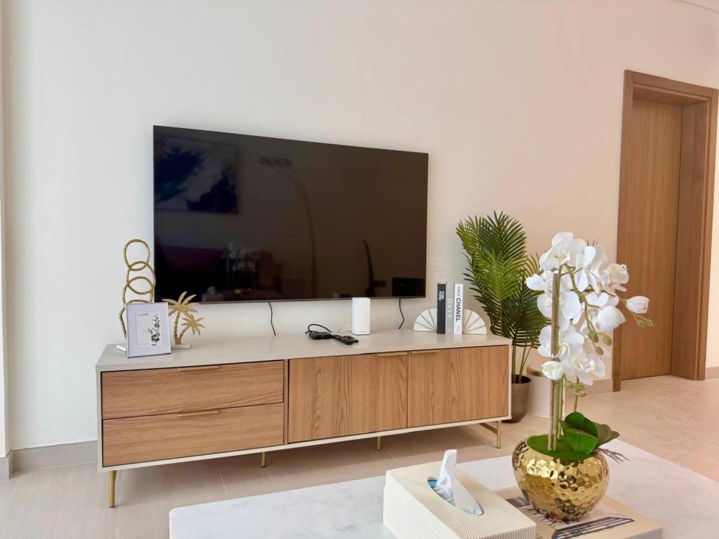 Apartment Luxurious And Spacious 1br With Balcony In Jvc