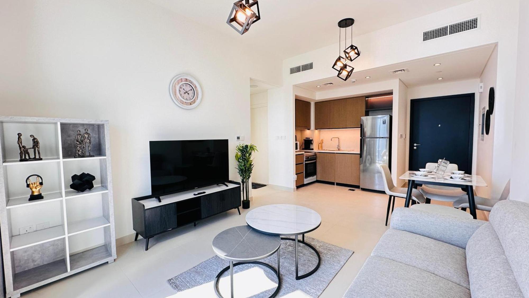 Luxury 1-bedroom At Burj Crown Apartment *