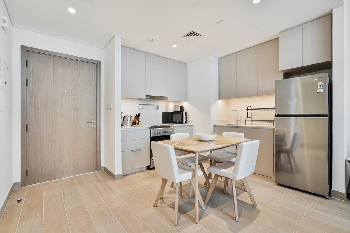 Elegant 1br With Pool, Gym Access And Kid's Play Area