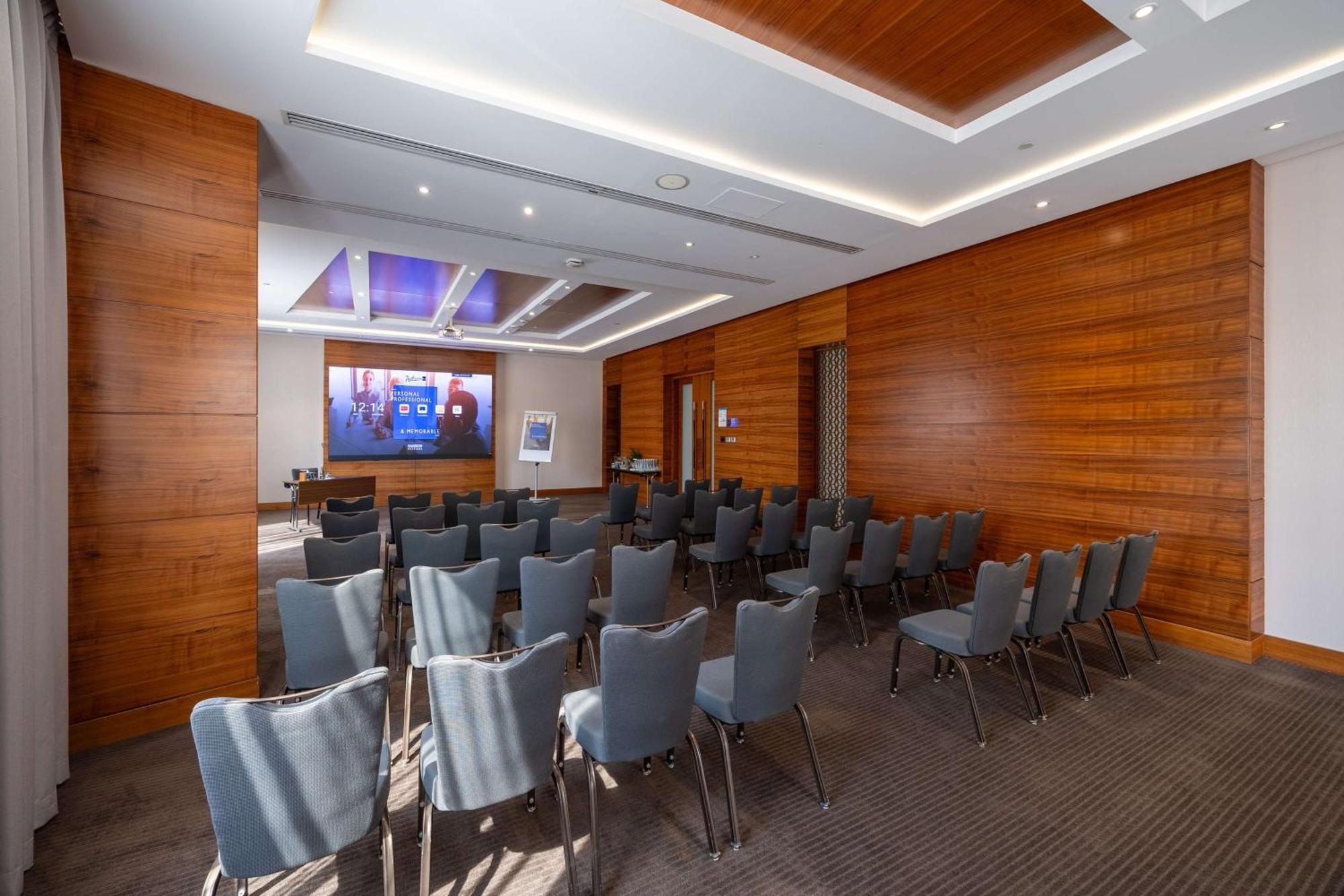 Radisson Blu Hotel, Waterfront 5* Dubai