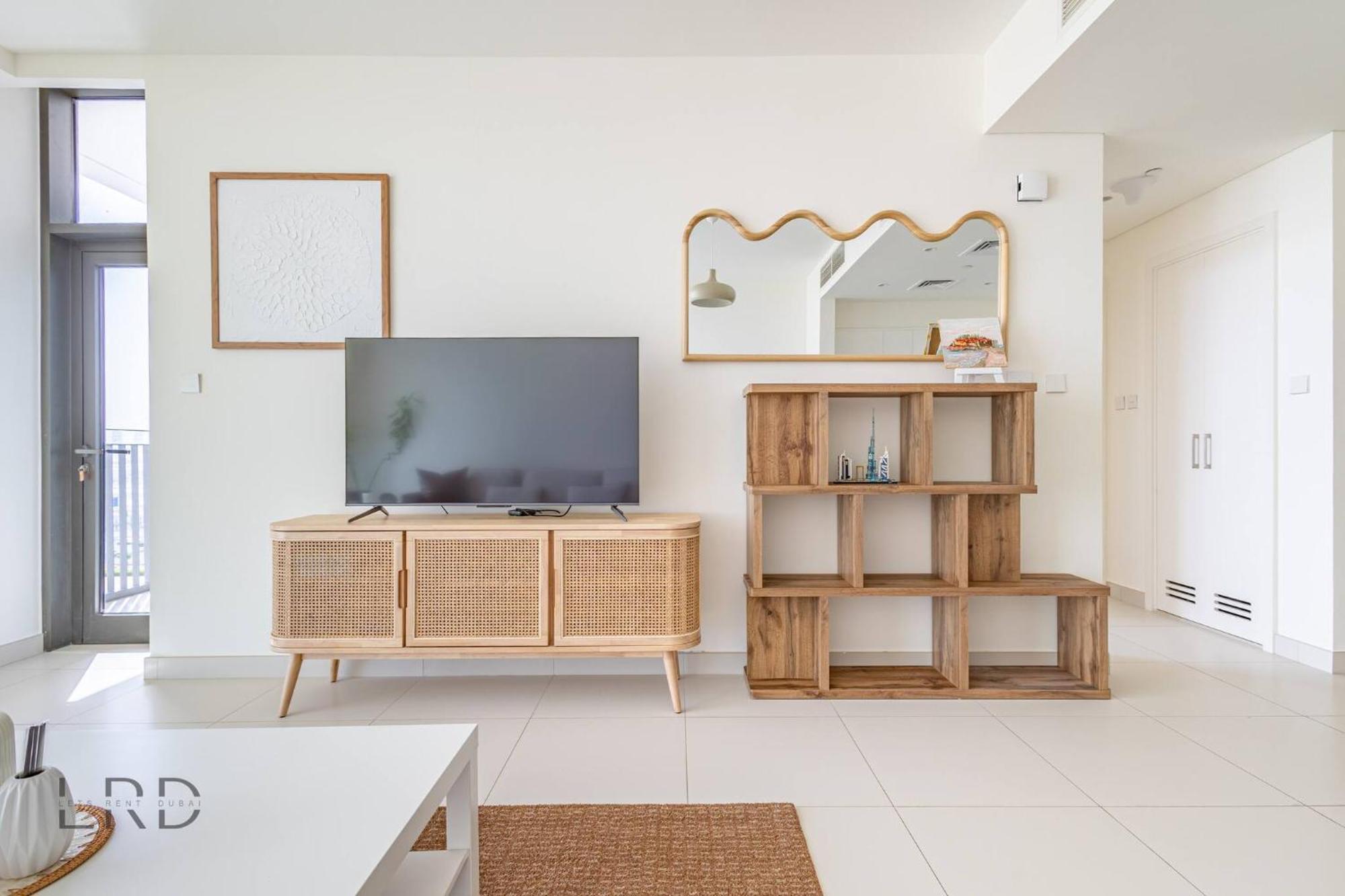 Modern & Vibrant 1br Hills * Dubai