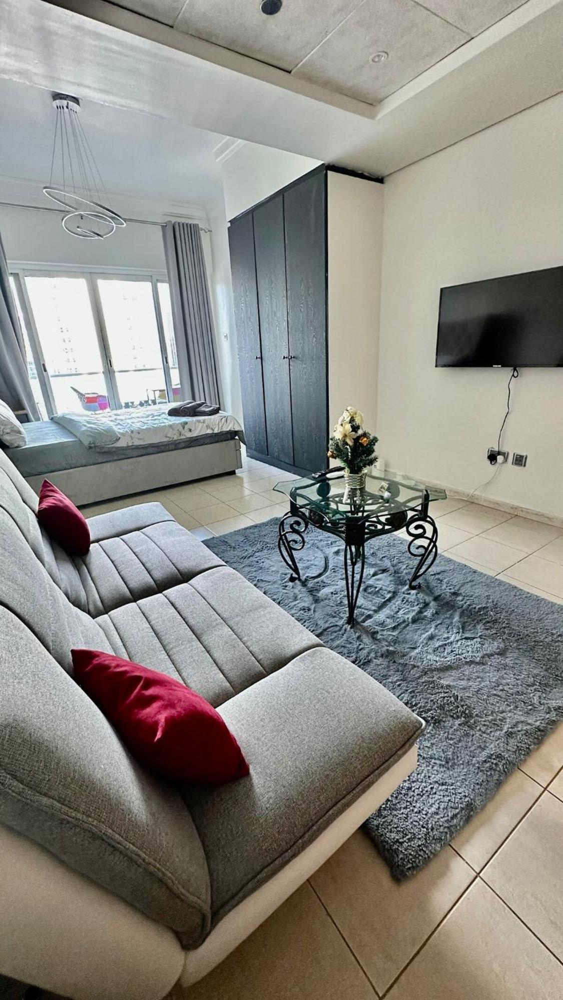 Apartment Modern With Balcony - Close To Metro & Marina