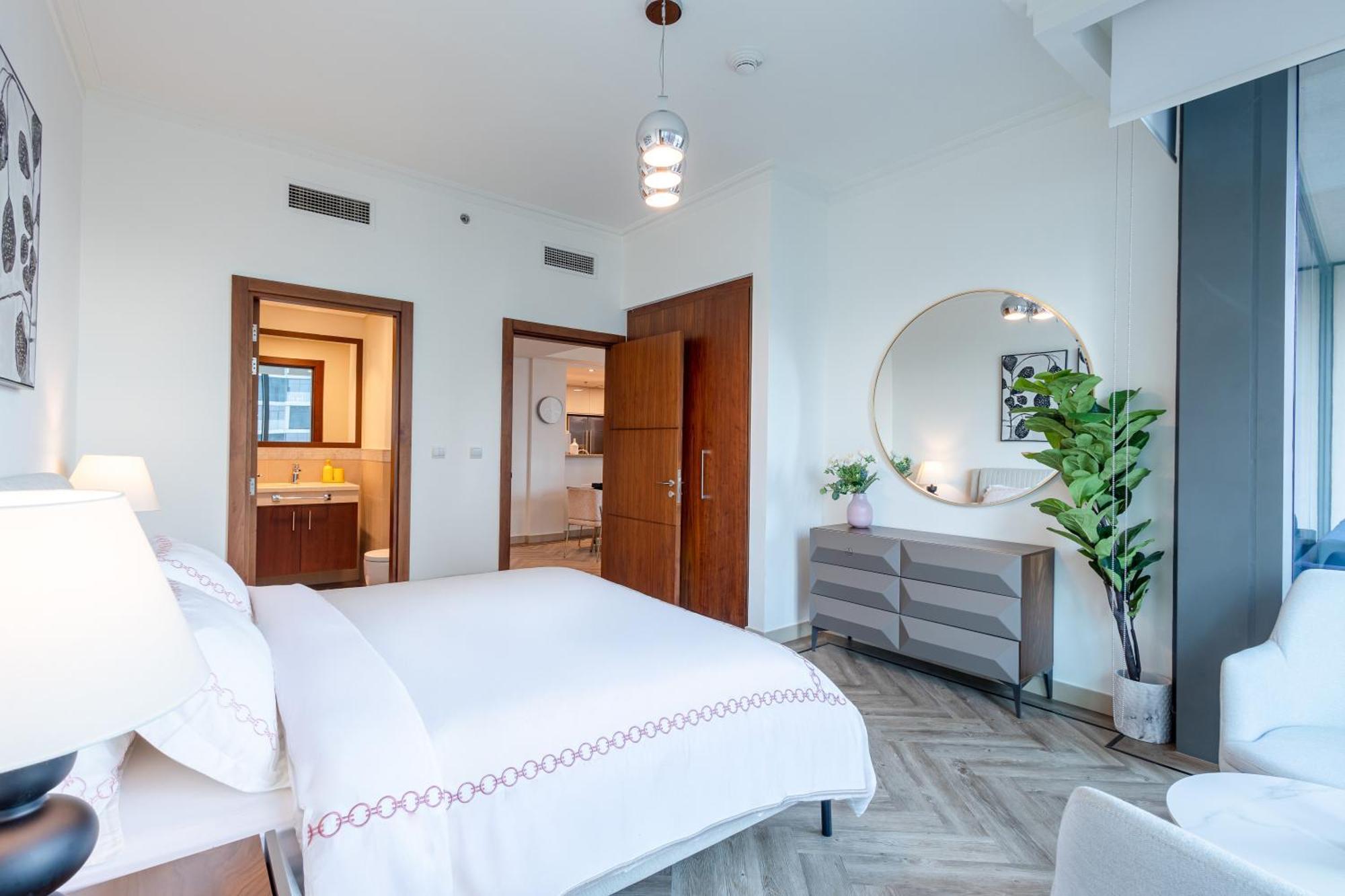 Burj Vista Luxury 2br ,full Burj Khalifa View ,direct Mall & Metro Access Apartment *