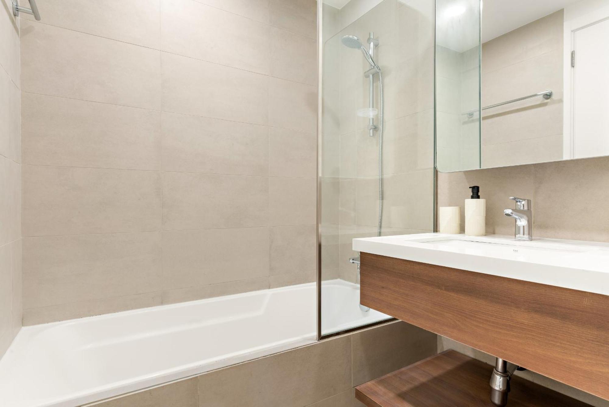 Vayk - Modern 2bd With Pool View In Town Square *