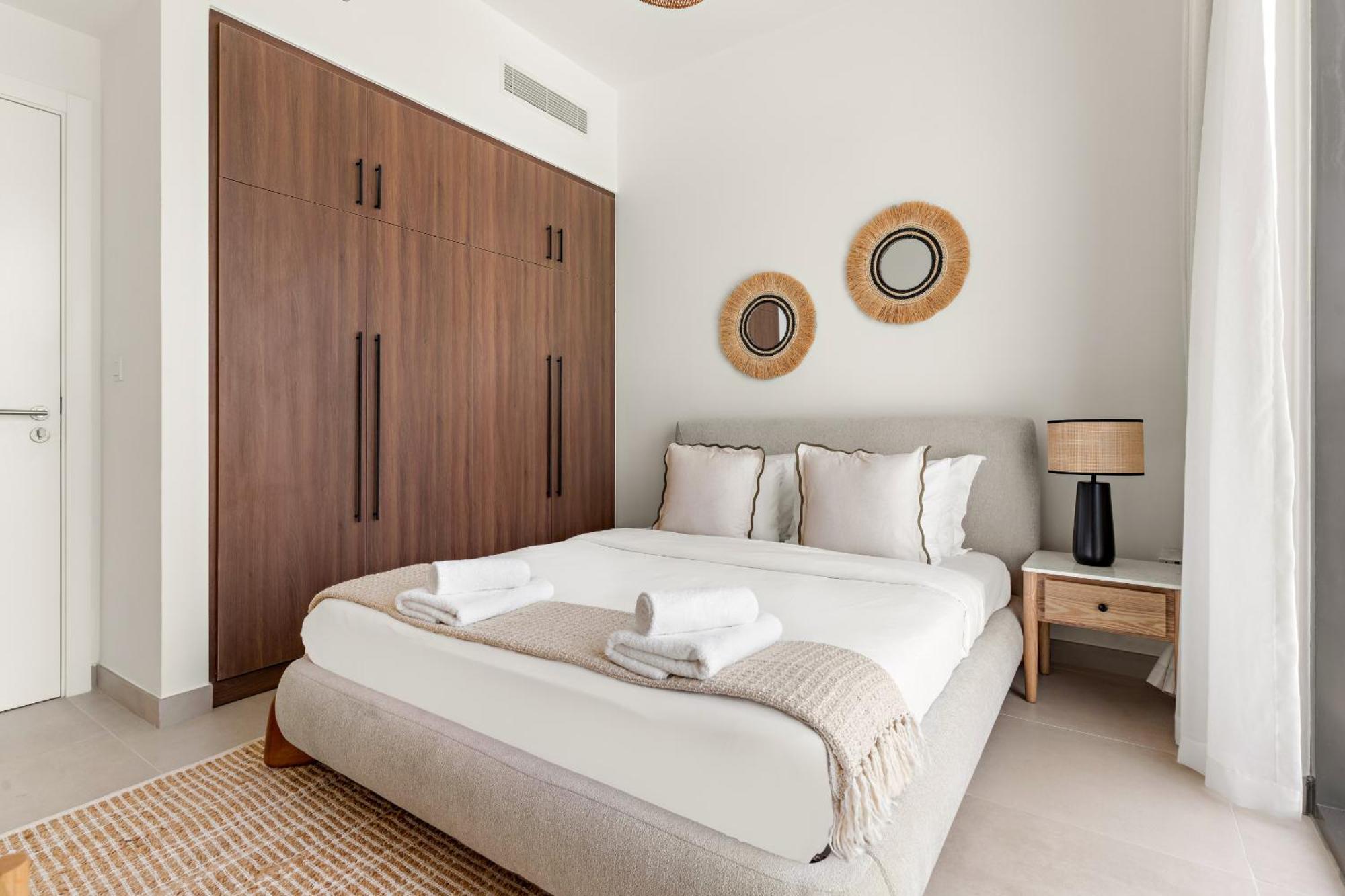 Apartment Vayk - Modern 2bd With Pool View In Town Square