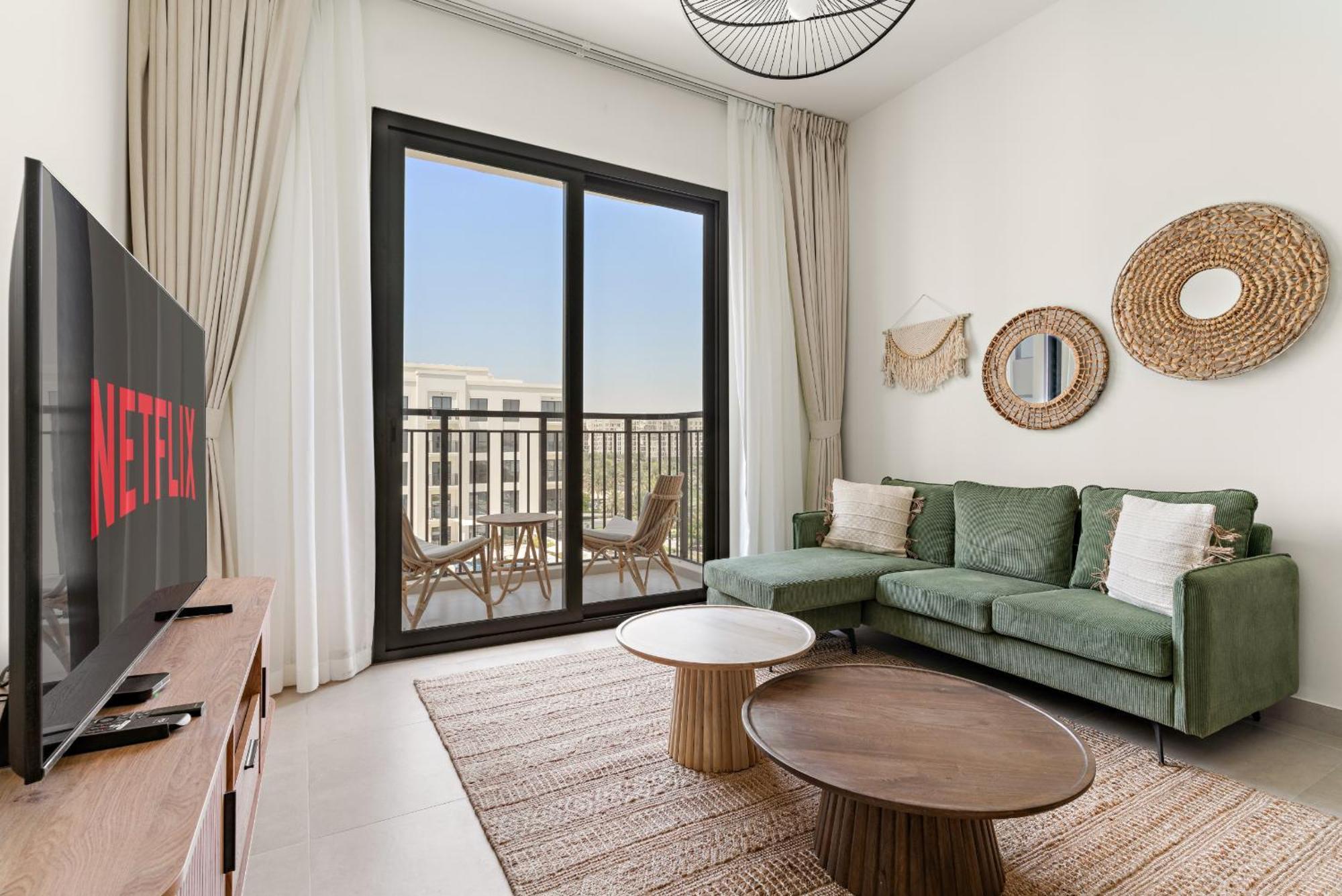 Vayk - Modern 2bd With Pool View In Town Square Apartment