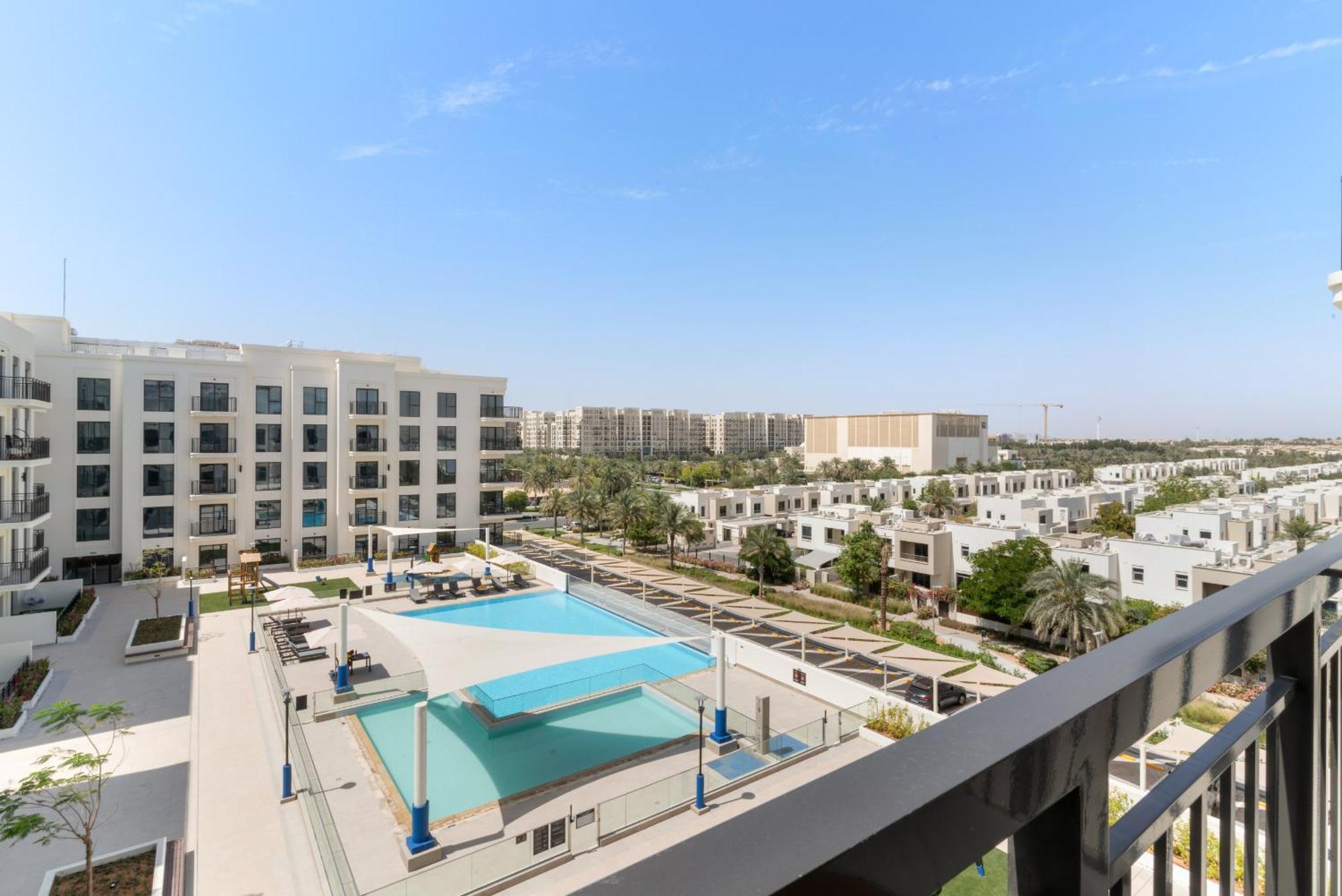 Vayk - Modern 2bd With Pool View In Town Square Apartment
