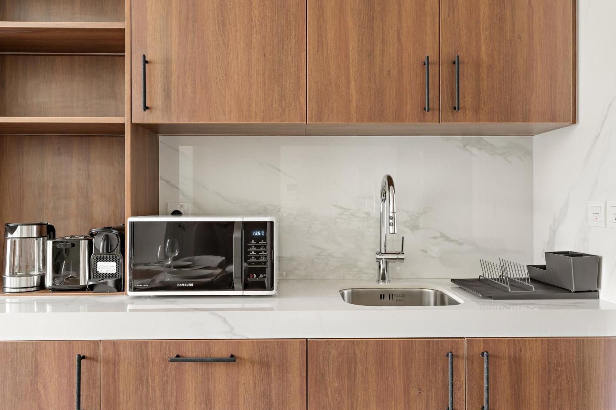 Vayk - Modern 2bd With Pool View In Town Square Apartment