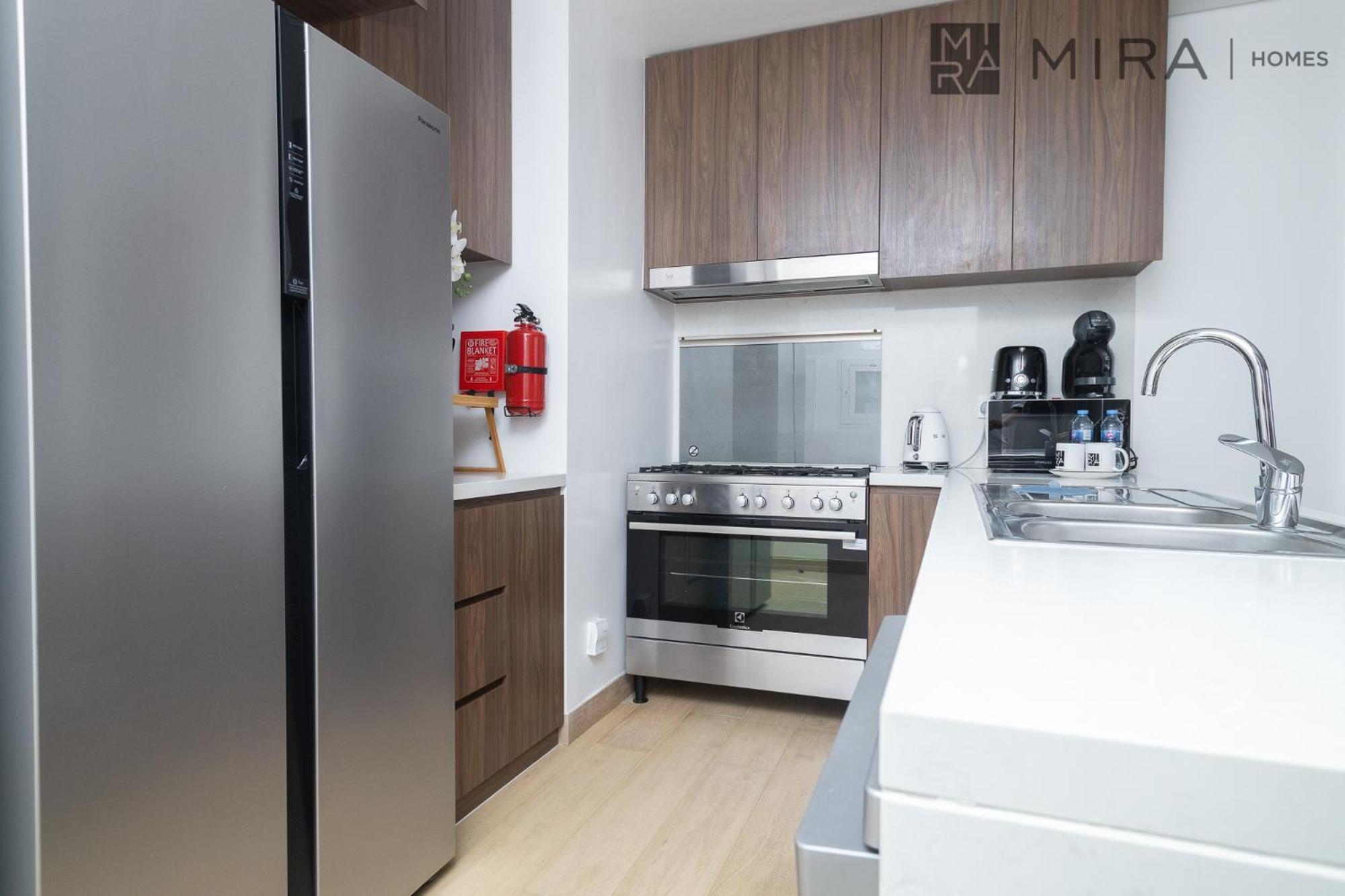 Mira Homes -cosy 2 Bhk With Marina View Apartment *
