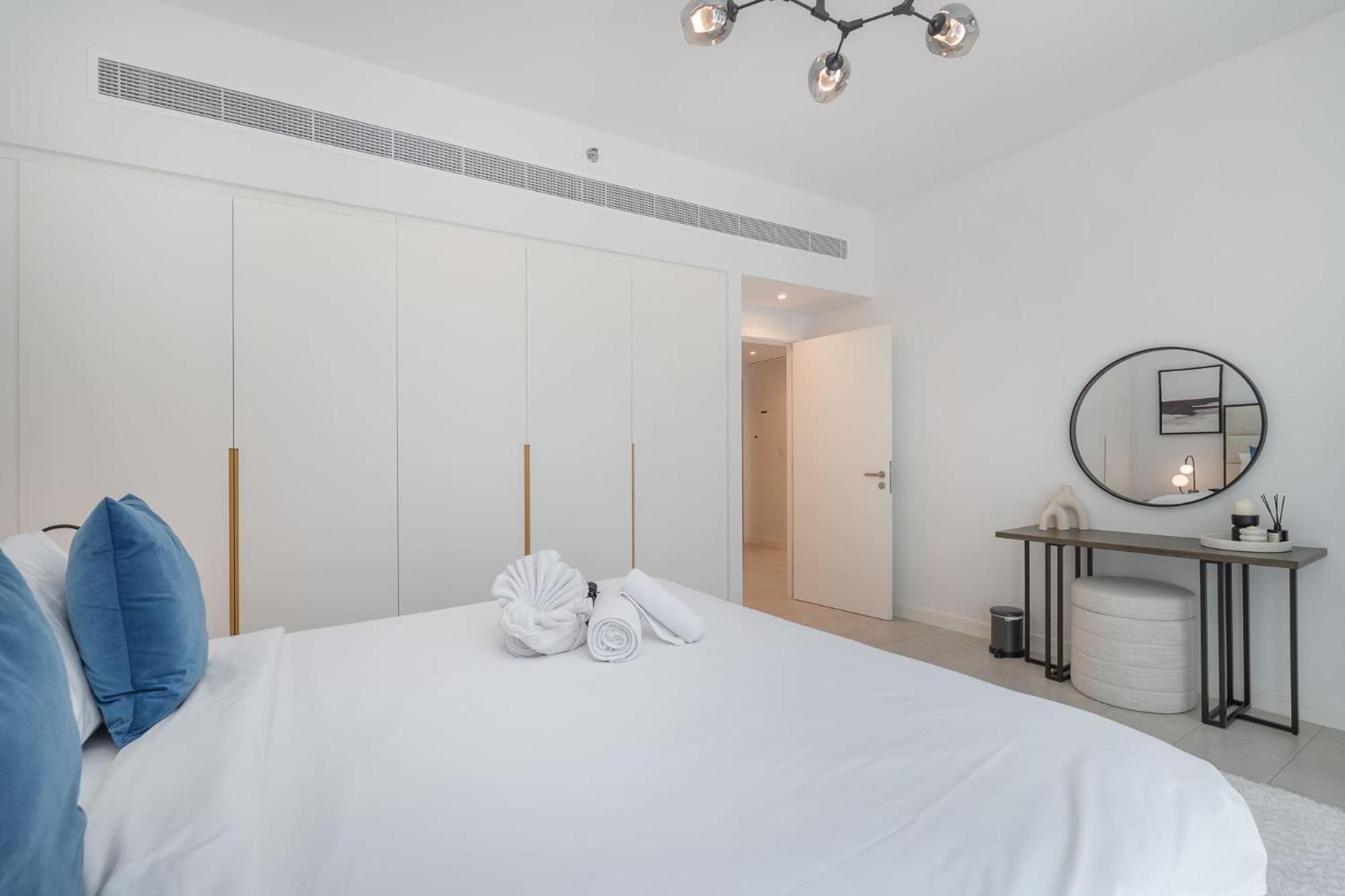 Situated On The Famous Jbr With Direct Access Apartment *