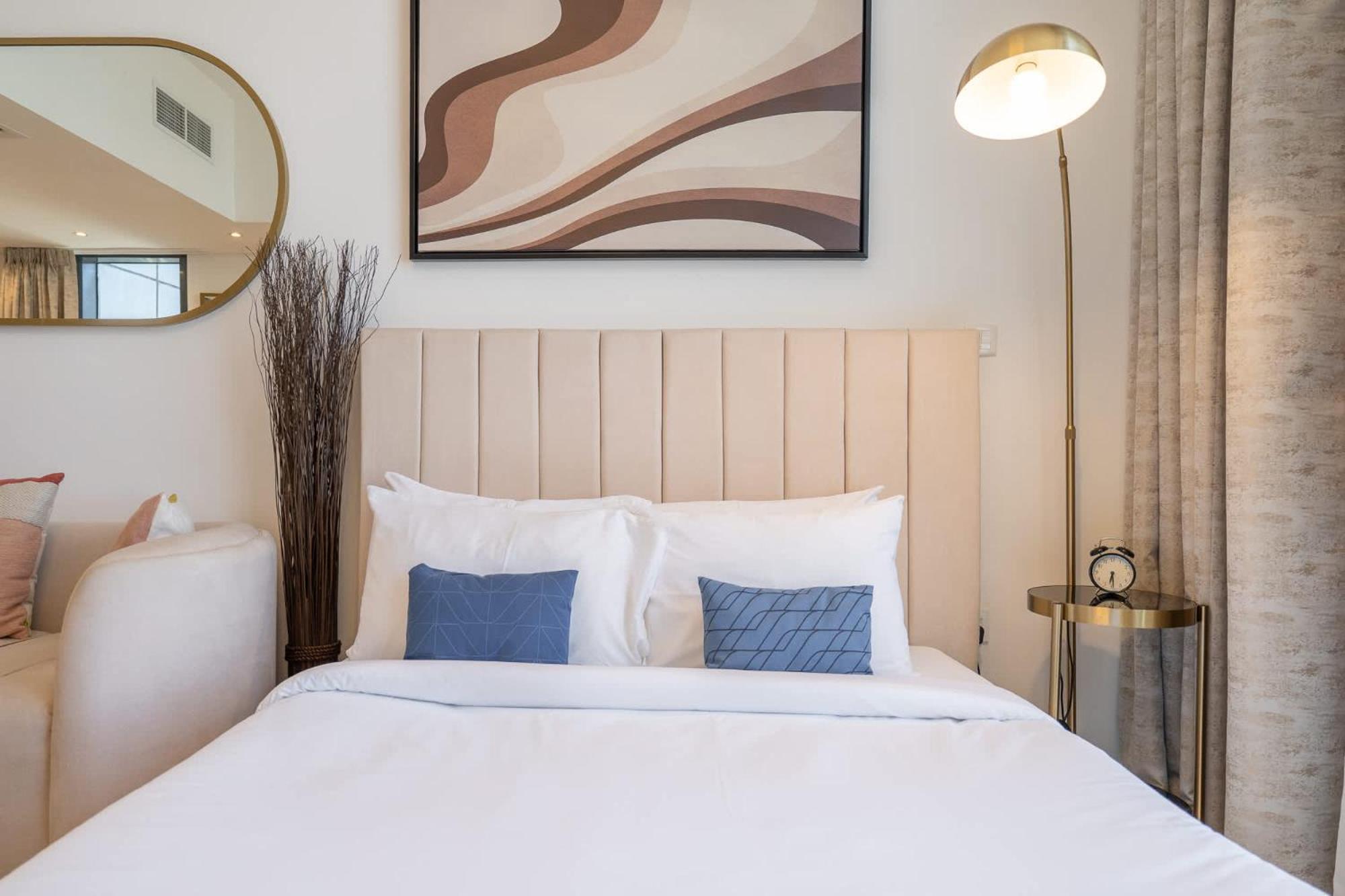 Stunning In Regina Tower With Five View Apartment *