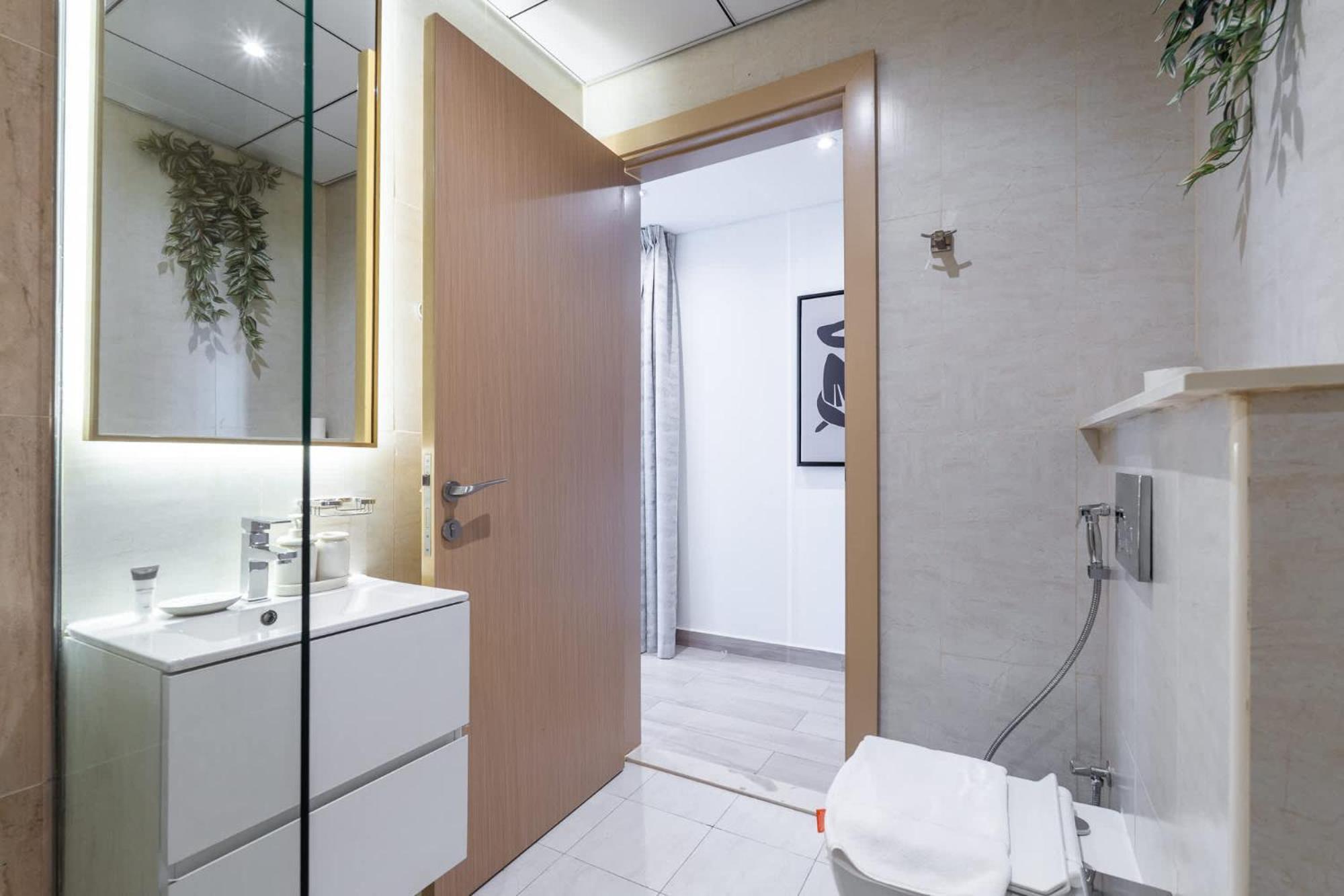 Stunning In Regina Tower With Five View Apartment