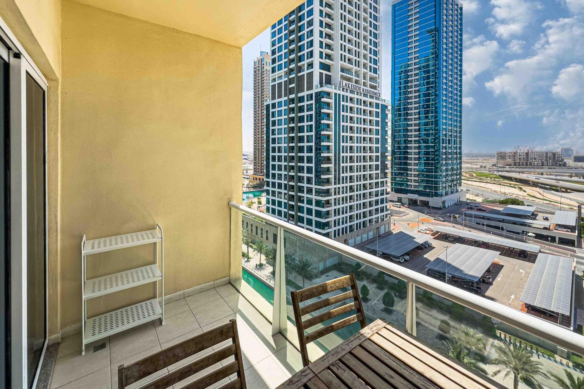 Chill With Balcony And Pool View Dubai