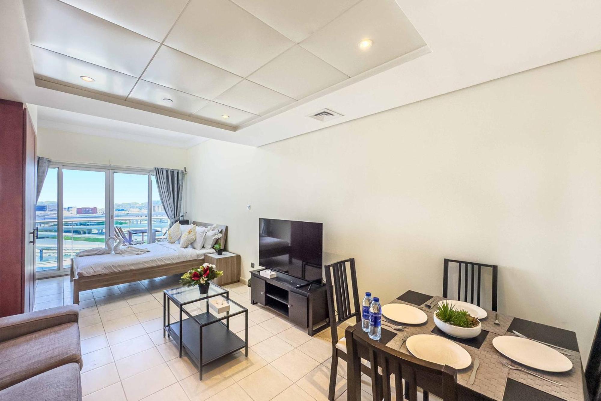 Chill With Balcony And Pool View Apartment Dubai
