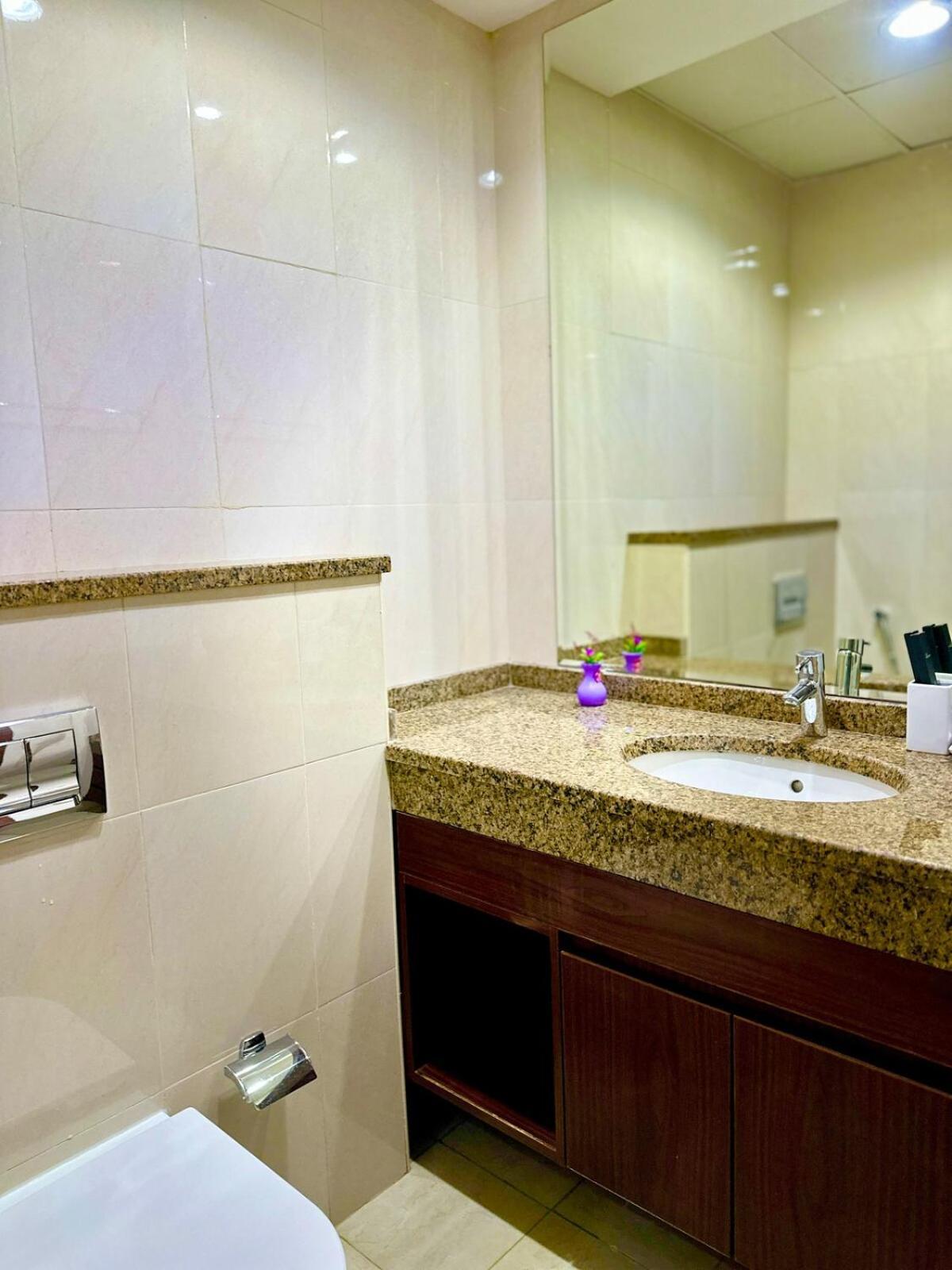 Apartment Comfy In Jvc Great Location Fast Wi-fi *