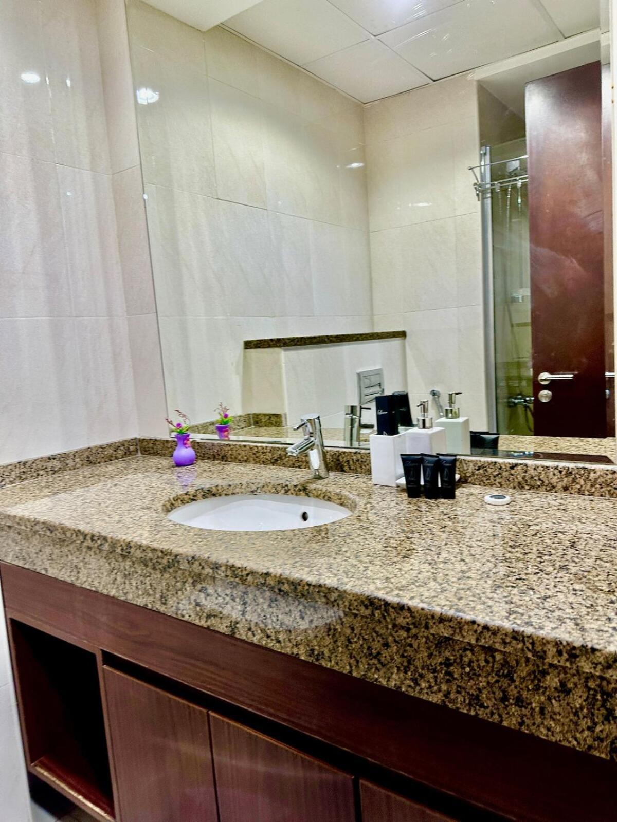 Apartment Comfy In Jvc Great Location Fast Wi-fi *