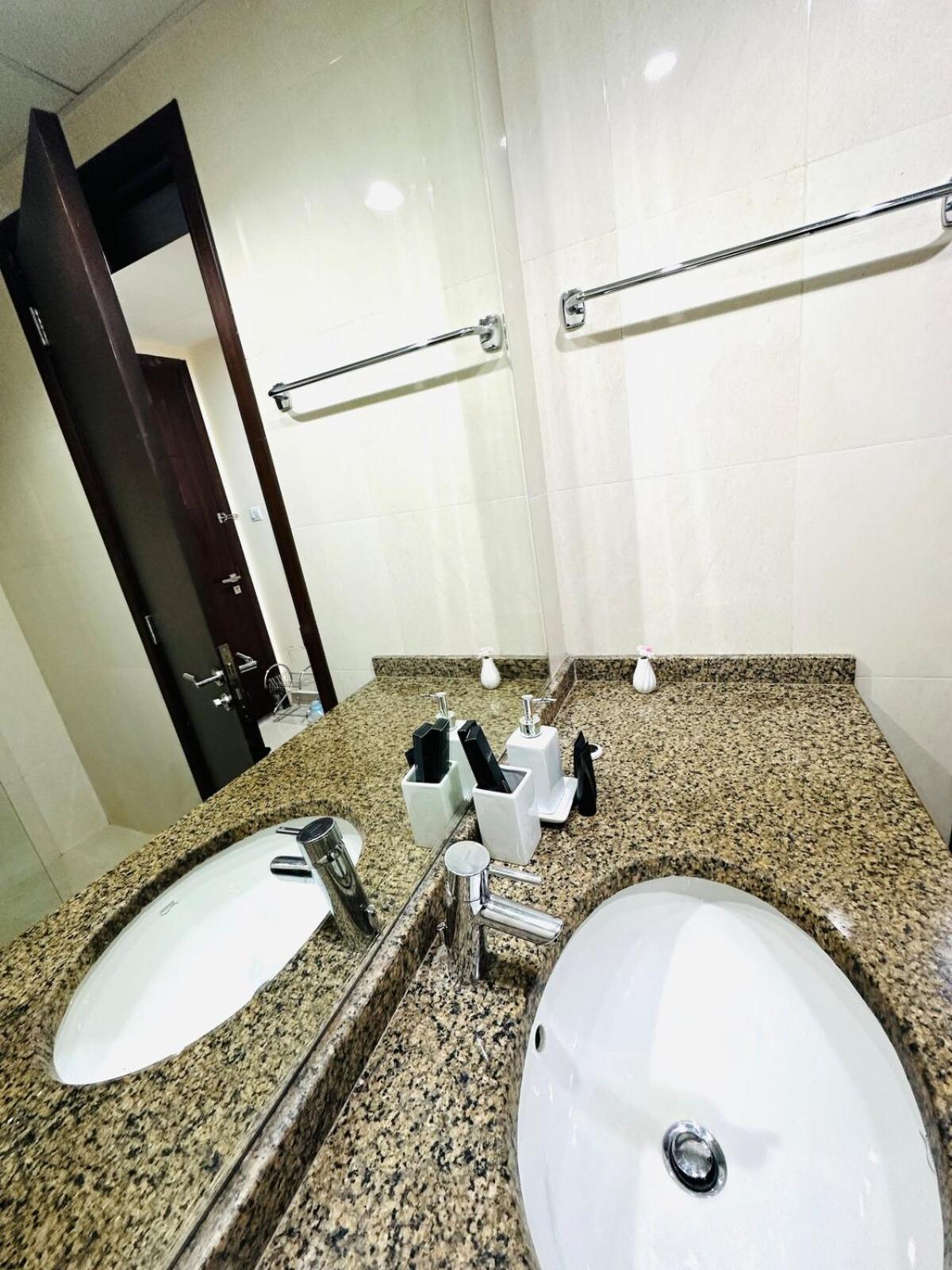 Apartment Comfy In Jvc Great Location Fast Wi-fi *