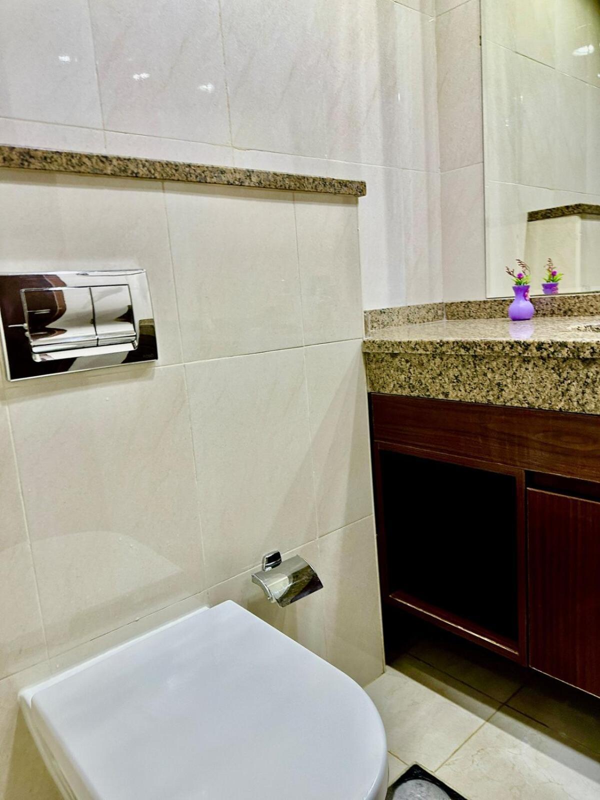 Comfy In Jvc Great Location Fast Wi-fi *