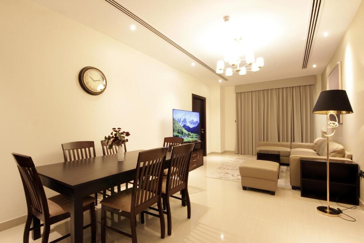 Elegant 2br With Views Downtown Living Apartment *