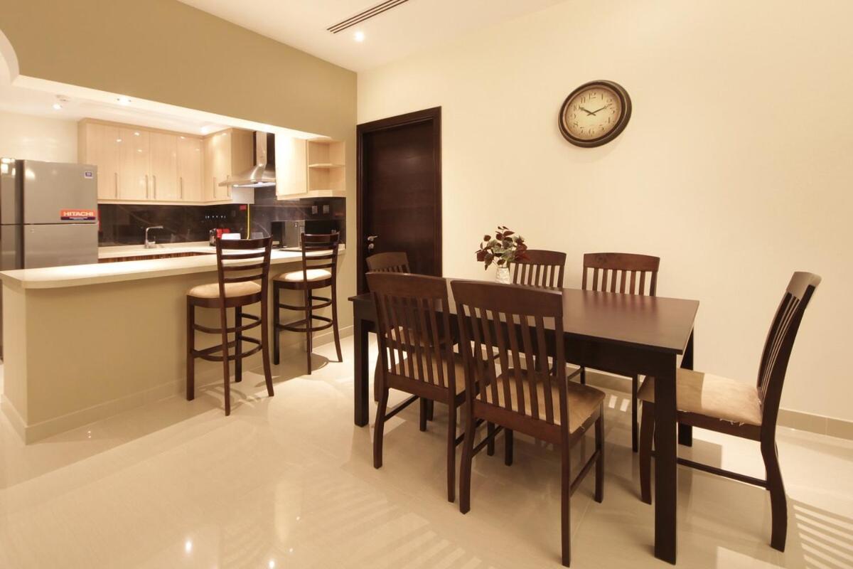 Elegant 2br With Views Downtown Living Apartment *