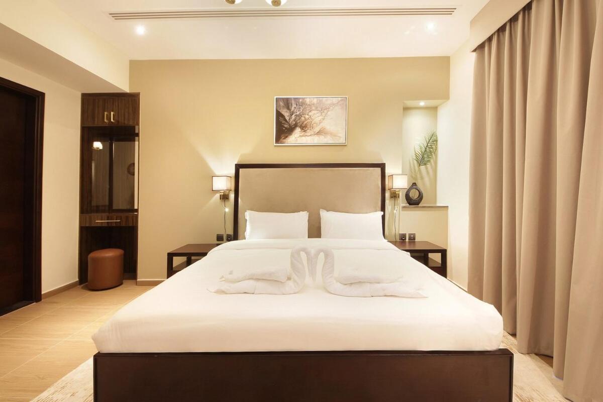 Elegant 2br With Views Downtown Living Apartment Dubai