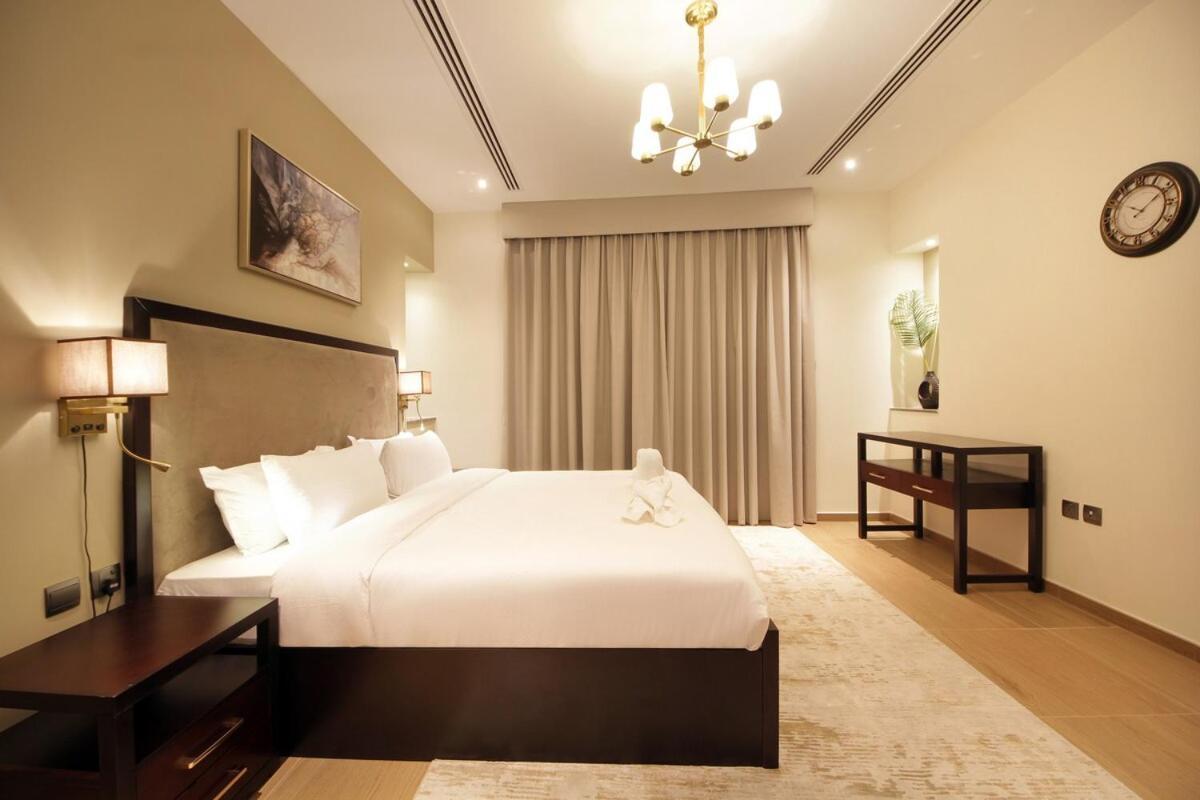 Elegant 2br With Views Downtown Living Apartment Dubai