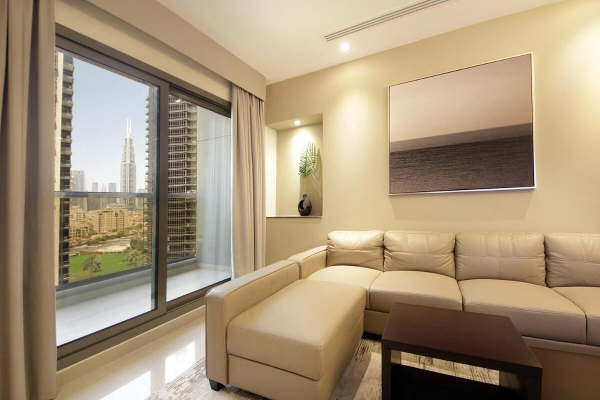 Elegant 2br With Views Downtown Living Apartment Dubai