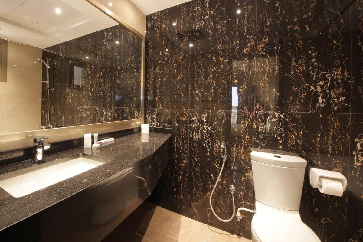 Elegant 2br With Views Downtown Living Apartment *