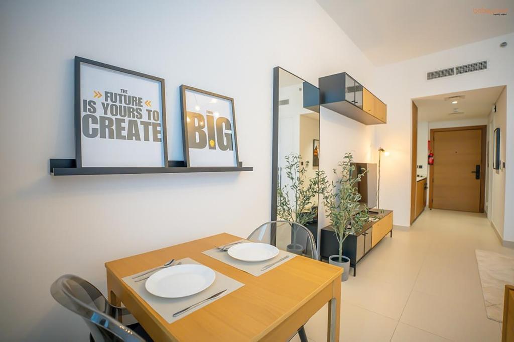 Bnbeyond's Sassy With Expansive Balcony * Dubai