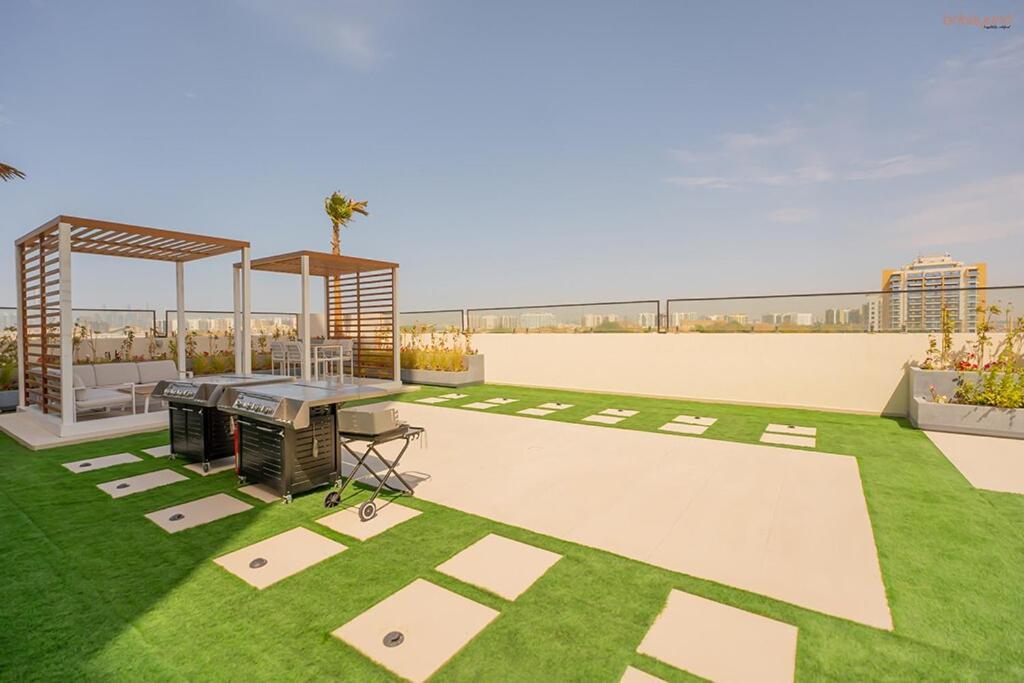 Bnbeyond's Sassy With Expansive Balcony Dubai