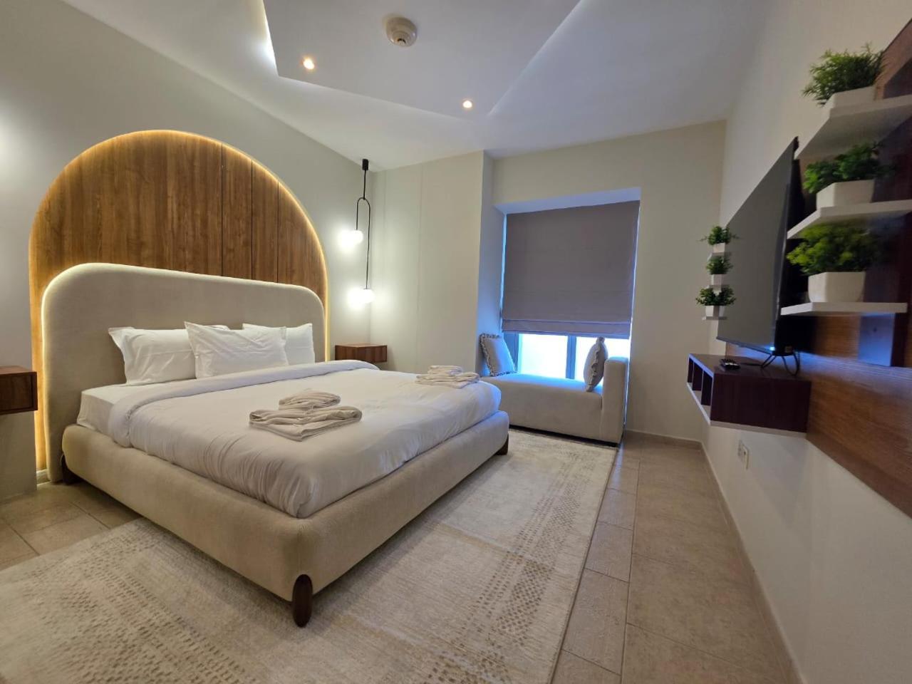 49- Panoramic Views From Luxe 2br Princess Tower Apartment- Free Parking - Walk To Tram Apartment