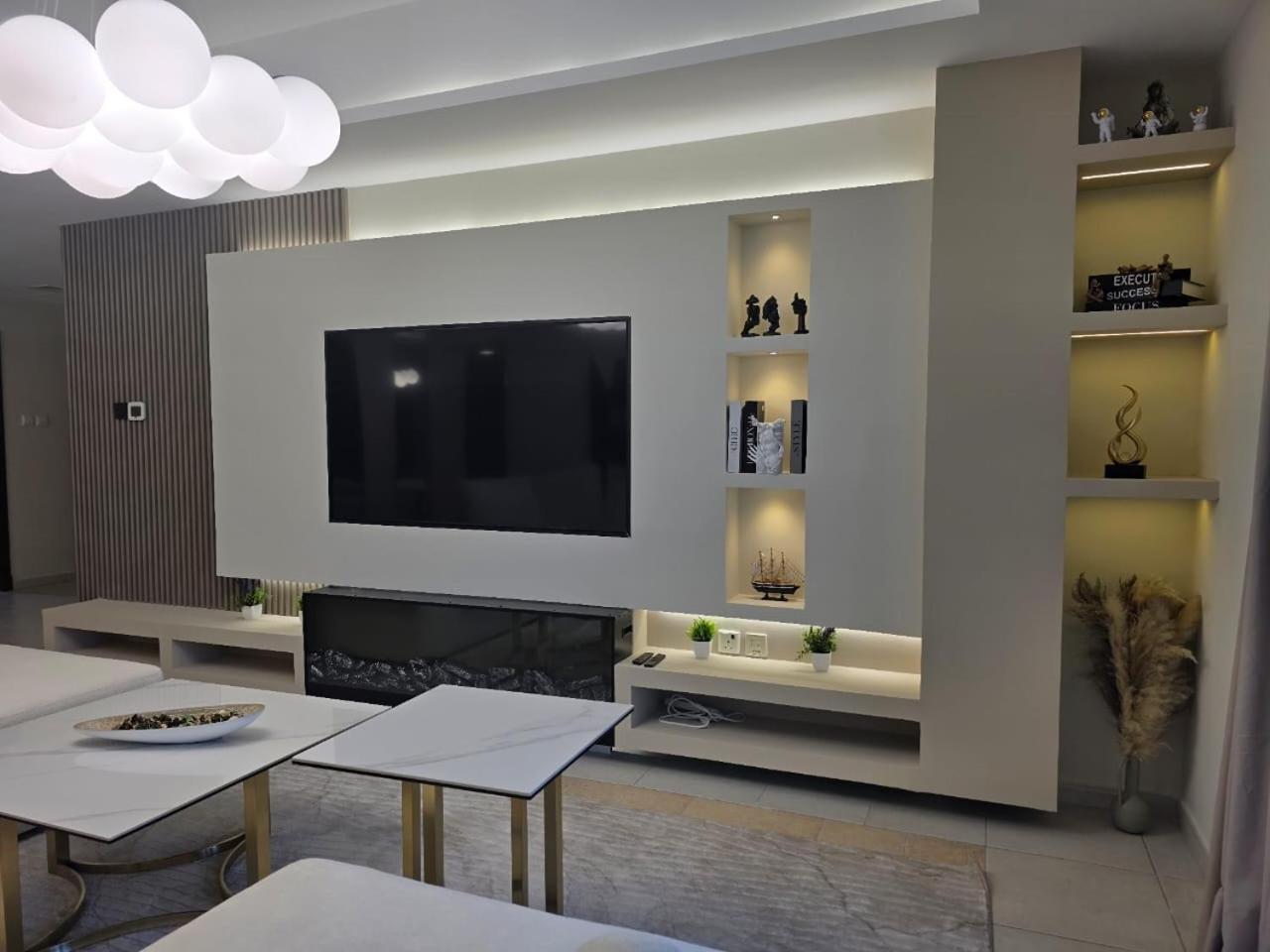 Apartment 49- Panoramic Views From Luxe 2br Princess Tower Apartment- Free Parking - Walk To Tram Dubai