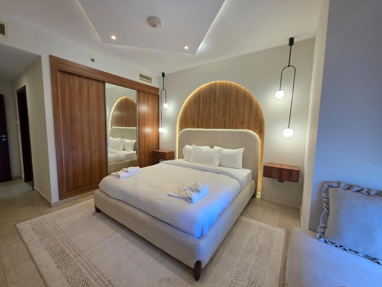 Apartment 49- Panoramic Views From Luxe 2br Princess Tower Apartment- Free Parking - Walk To Tram Dubai