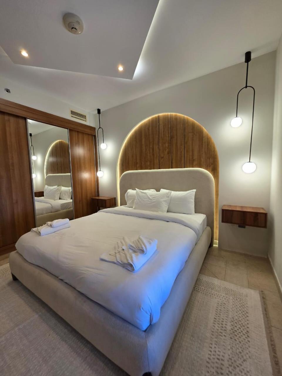 Apartment 49- Panoramic Views From Luxe 2br Princess Tower Apartment- Free Parking - Walk To Tram Dubai