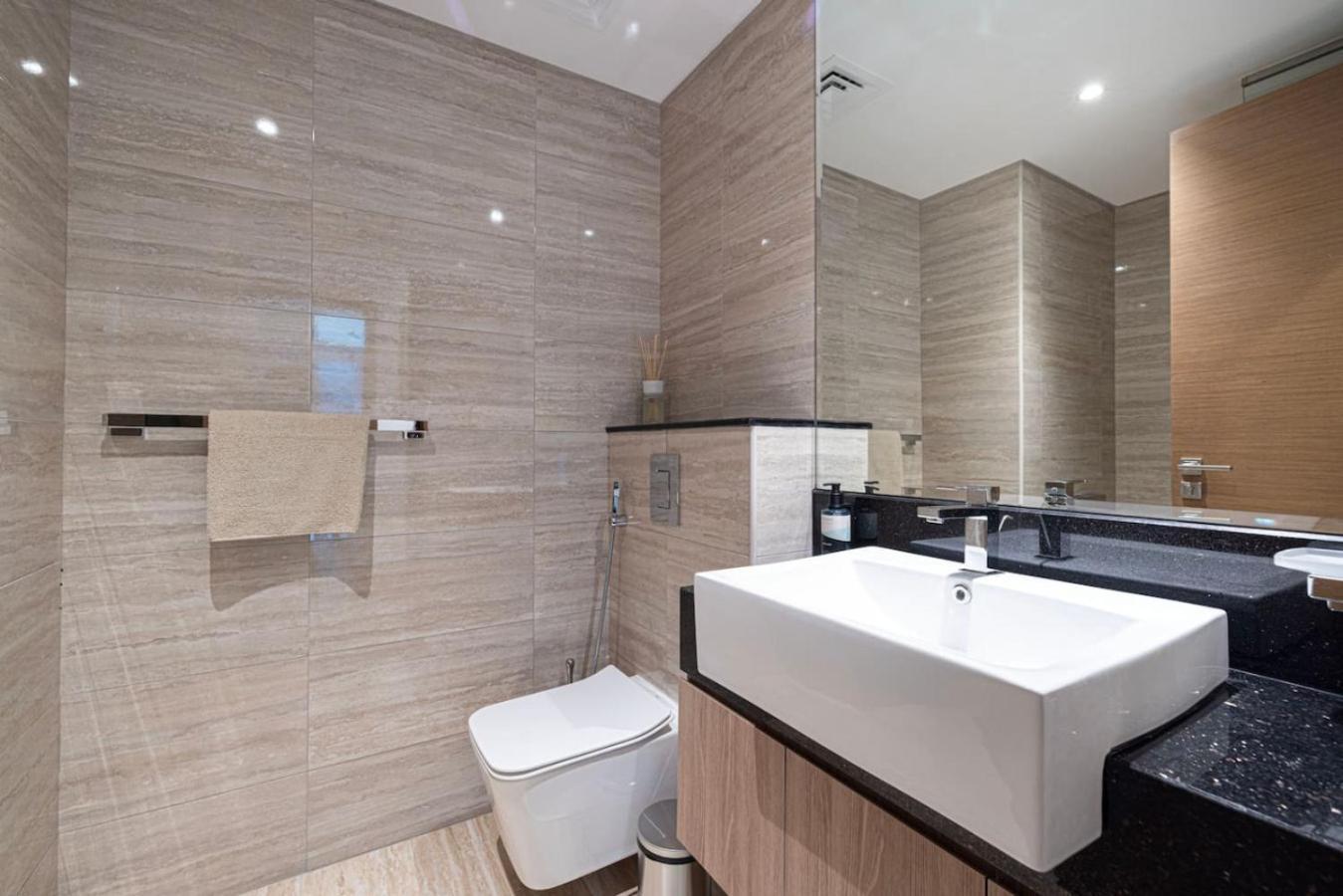 Infinity Pool - High-floor Modern Comfort - Incredible Views - 2br 8 Pax * Dubai