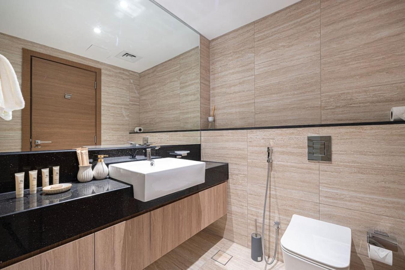 Infinity Pool - High-floor Modern Comfort - Incredible Views - 2br 8 Pax Dubai