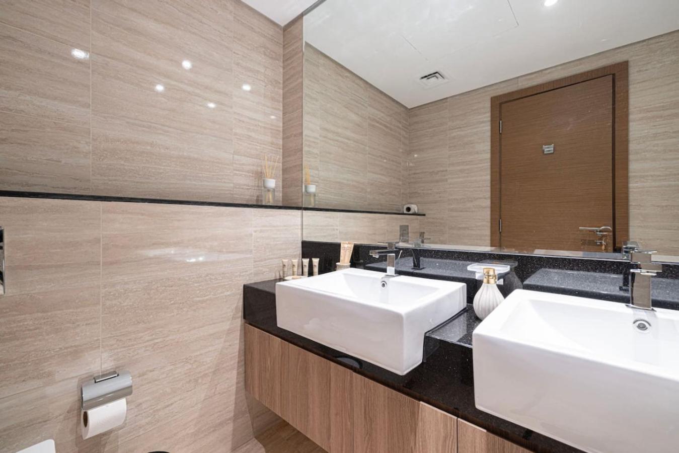 Infinity Pool - High-floor Modern Comfort - Incredible Views - 2br 8 Pax