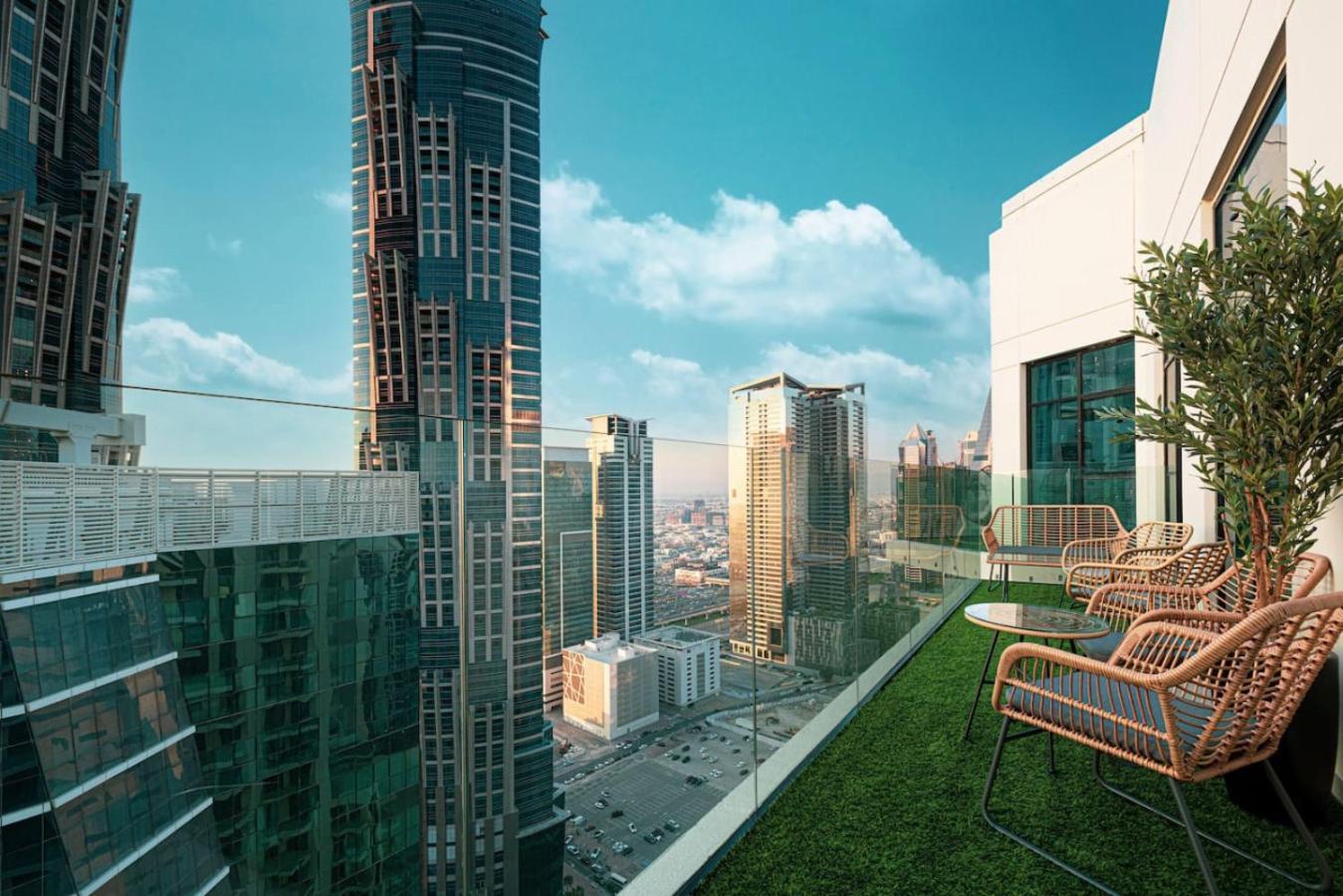 Infinity Pool - High-floor Modern Comfort - Incredible Views - 2br 8 Pax *