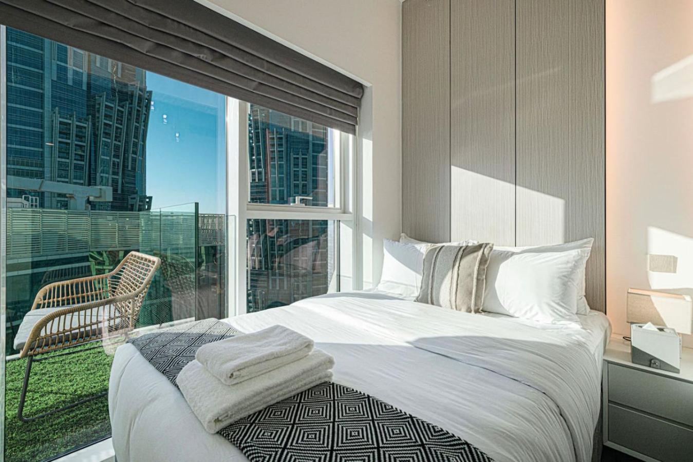 Infinity Pool - High-floor Modern Comfort - Incredible Views - 2br 8 Pax Dubai