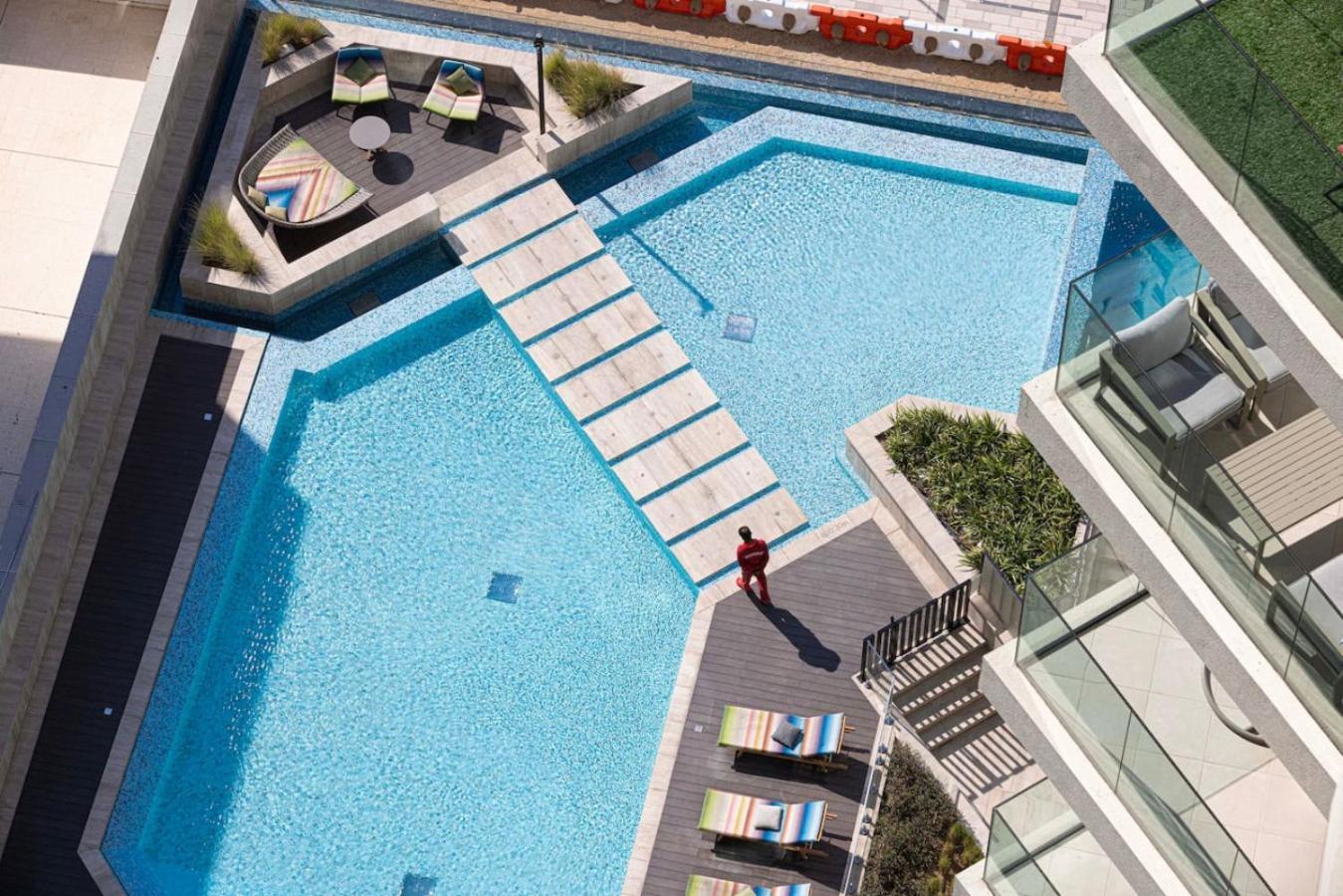 Infinity Pool - High-floor Modern Comfort - Incredible Views - 2br 8 Pax *