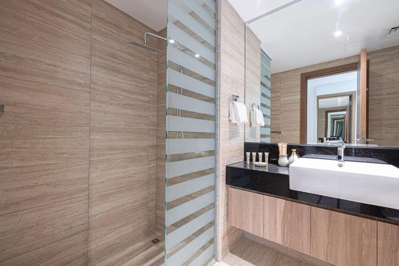 Apartment Infinity Pool - High-floor Modern Comfort - Incredible Views - 2br 8 Pax Dubai