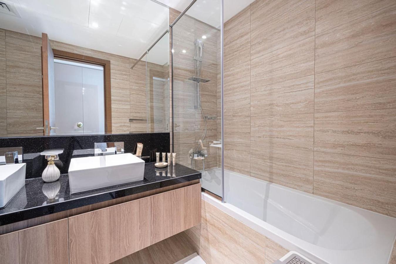 Infinity Pool - High-floor Modern Comfort - Incredible Views - 2br 8 Pax * Dubai