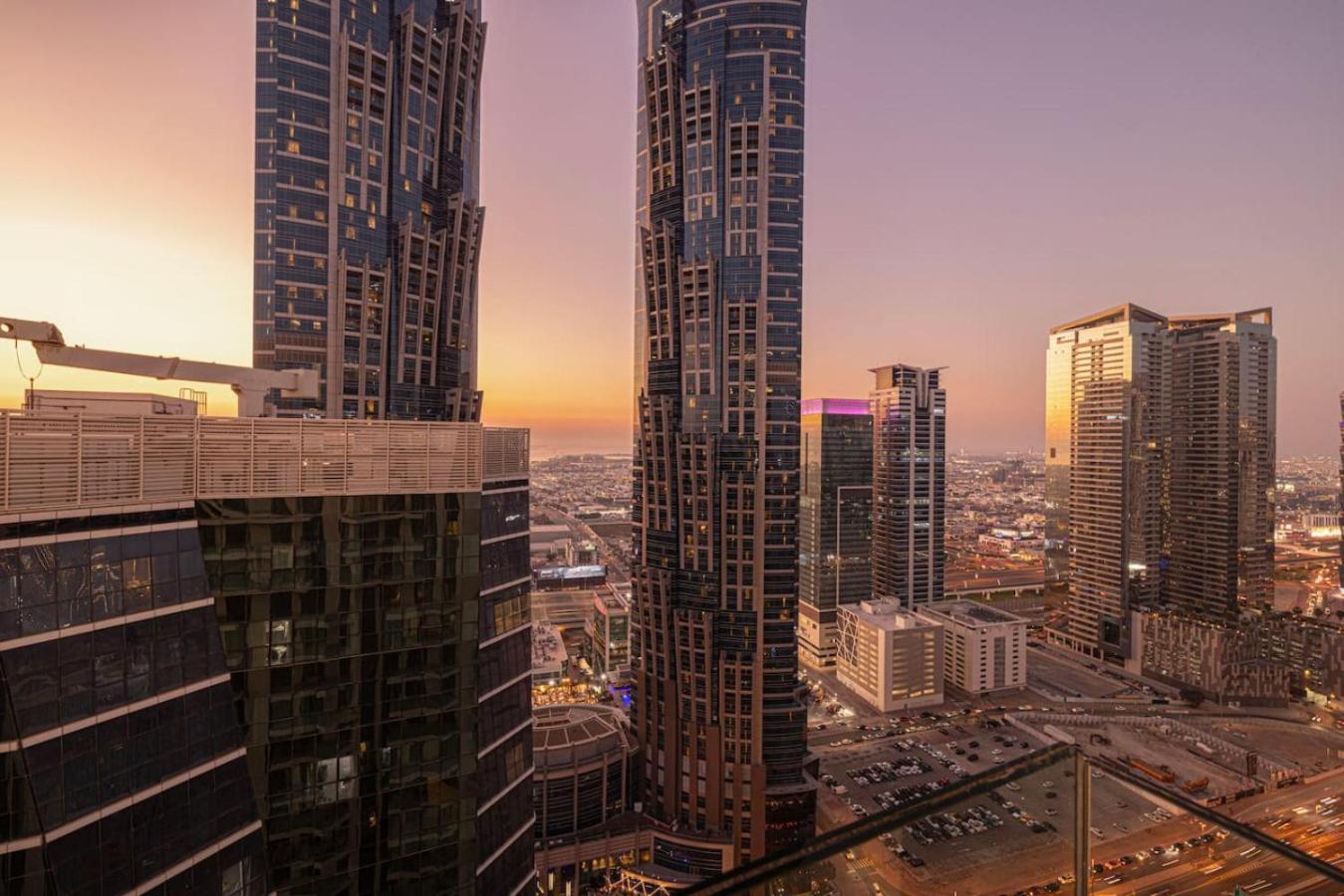 Infinity Pool - High-floor Modern Comfort - Incredible Views - 2br 8 Pax Dubai