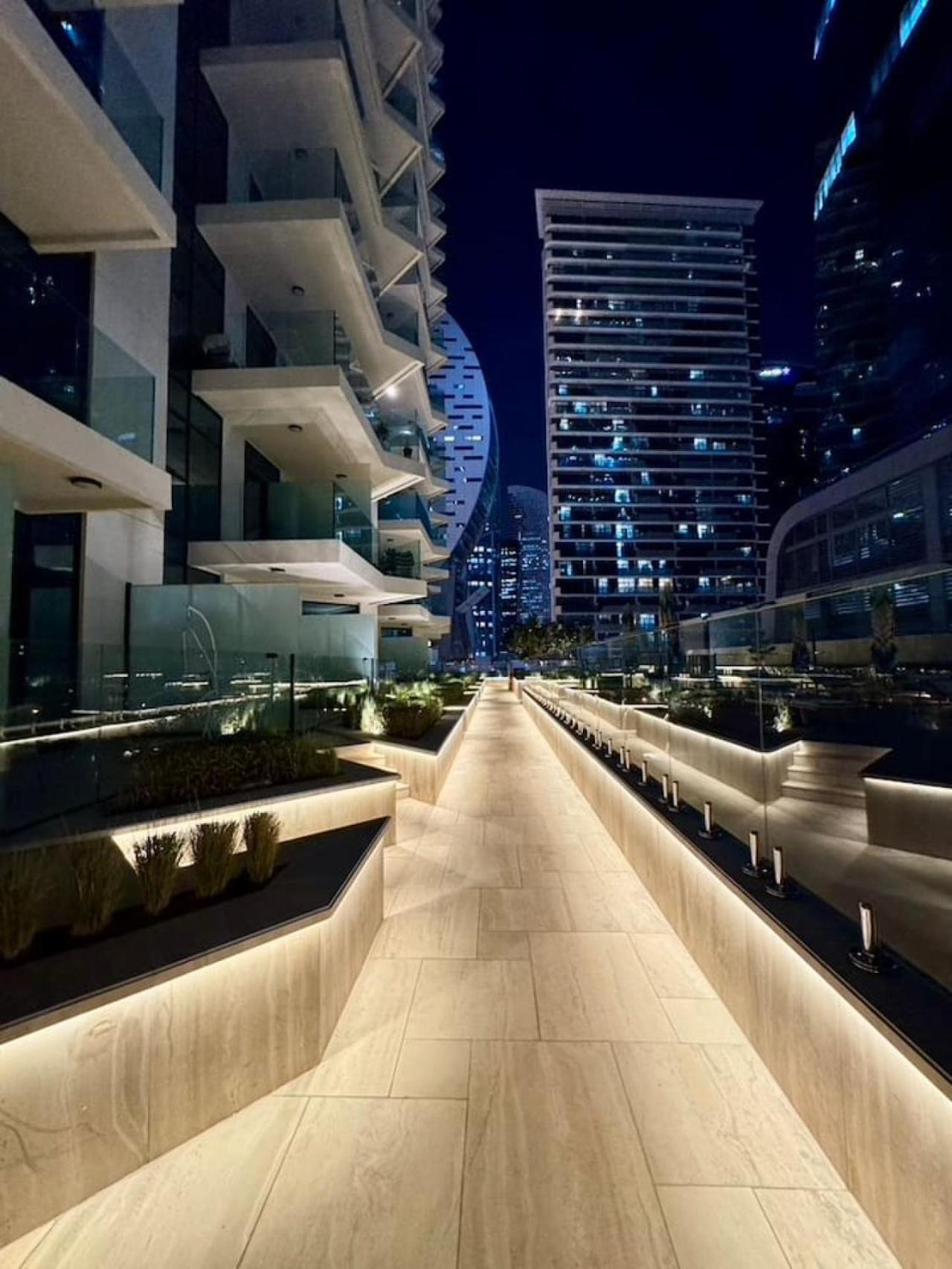 Infinity Pool - High-floor Modern Comfort - Incredible Views - 2br 8 Pax *
